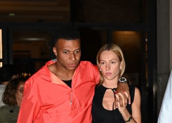 Εμπαπέ και Εστέρ Εκποσίτο: Η κοινή εμφάνιση στο Παρίσι