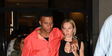 Εμπαπέ και Εστέρ Εκποσίτο: Η κοινή εμφάνιση στο Παρίσι