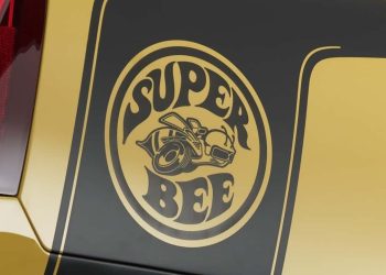 H Dodge επαναφέρει το εμβληματικό Charger Super Bee με 600 ίππους