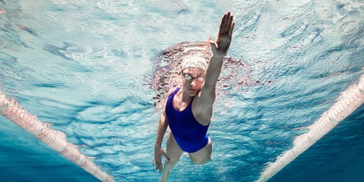 Η κολύμβηση μειώνει κατά 50% την αναπηρία από χρόνιο πόνο στη μέση