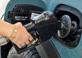 Στα ύψη τα καύσιμα: Πλησιάζουν τα 2 ευρώ στην Ελλάδα, επέστρεψαν στα 4 δολάρια στις ΗΠΑ