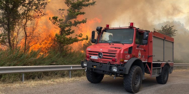 Σε συναγερμό Red Code 12 περιοχές λόγω καύσωνα και πυρκαγιών