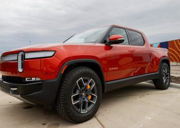 Tesla και Rivian: Η μάχη για την αυτόνομη οδήγηση
